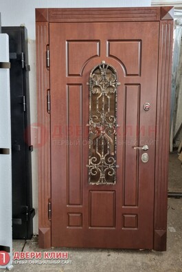коричневая входная дверь с мдф панелью с виноритом со стеклом и ковкой.jpeg