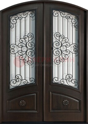 Арочная дверь со стеклом и ковкой ДА-33 в загородный дом в Жуковском