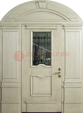 Белая входная дверь массив со стеклом и ковкой ДА-49 в Жуковском