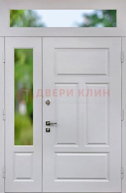 Белая полуторная железная дверь со стеклом и фрамугами ДФГ-10 в Жуковском