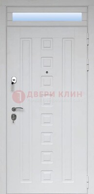 Белая металлическая дверь с фрамугой для коттеджа ДФГ-21 в Архангельске