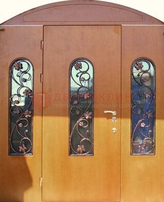 Парадная дверь со стеклянными вставками и ковкой ДПР-28 в общественное здание в Жуковском