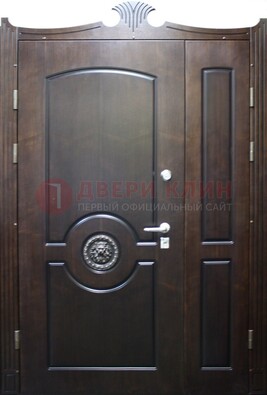 Коричневая парадная дверь с украшением ДПР-52 с утеплением в Краснодаре