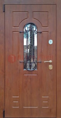 Темная железная дверь со стеклом и ковкой в коричневом цвете ДСК-154 в Великом Новгороде