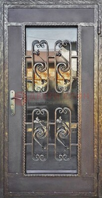Коричневая наружная дверь порошок со стеклом и ковкой ДСК-160 в Перми