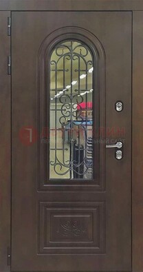 Классическая стальная дверь со стеклом и ковкой для коттеджа ДСК-178 в Кингисеппе