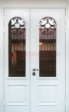 Белая стальная дверь стекло с ковкой и филенкой ДСК-201 в Жуковском