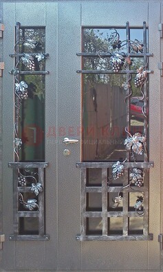 Распашная уличная дверь Порошок со стеклом и ковкой ДСК-221 в Жуковском