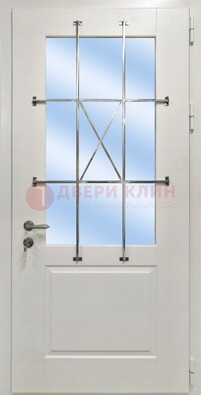 Белая простая железная дверь Винорит со стеклом и ковкой ДСК-257 в Чебоксарах