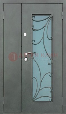 Двухстворчатая железная дверь со стеклом и ковкой ДСК-40 в Жуковском