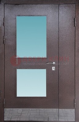 Коричневая тамбурная дверь со стеклянными вставками ДТМ-21 в Жуковском