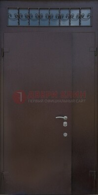 Коричневая тамбурная дверь со стеклянными вставками и ковкой ДТМ-39 в Жуковском