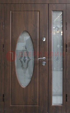 Коричневая двухстворчатая железная дверь с МДФ и витражом ВЖ-33 в Жуковском